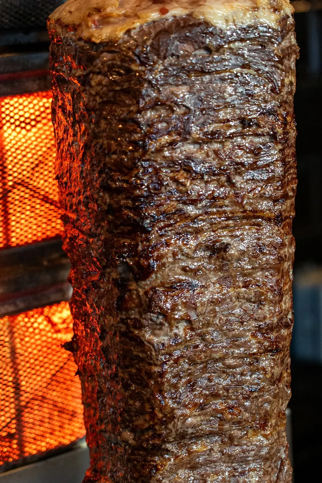Nahaufnahme vom Fleischspieß am Grill