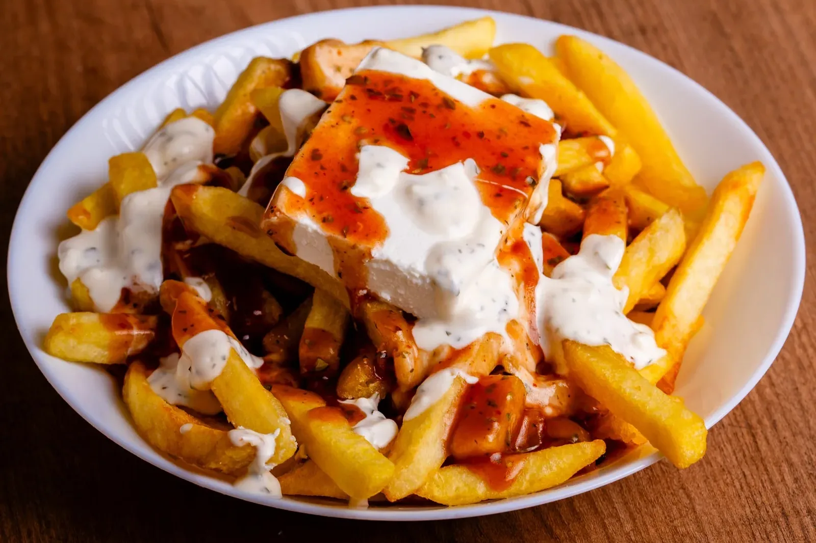 Gyros-Teller mit Pommes und Tzatziki