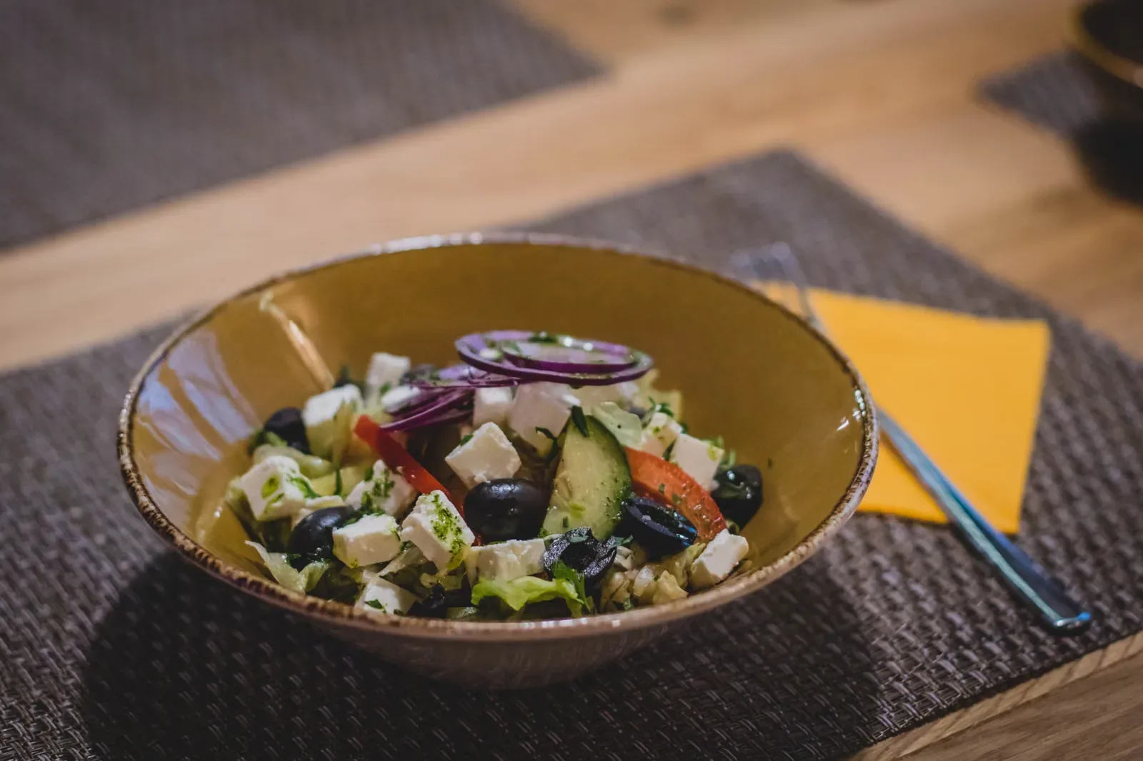 Griechischer Salat mit Feta und Oliven